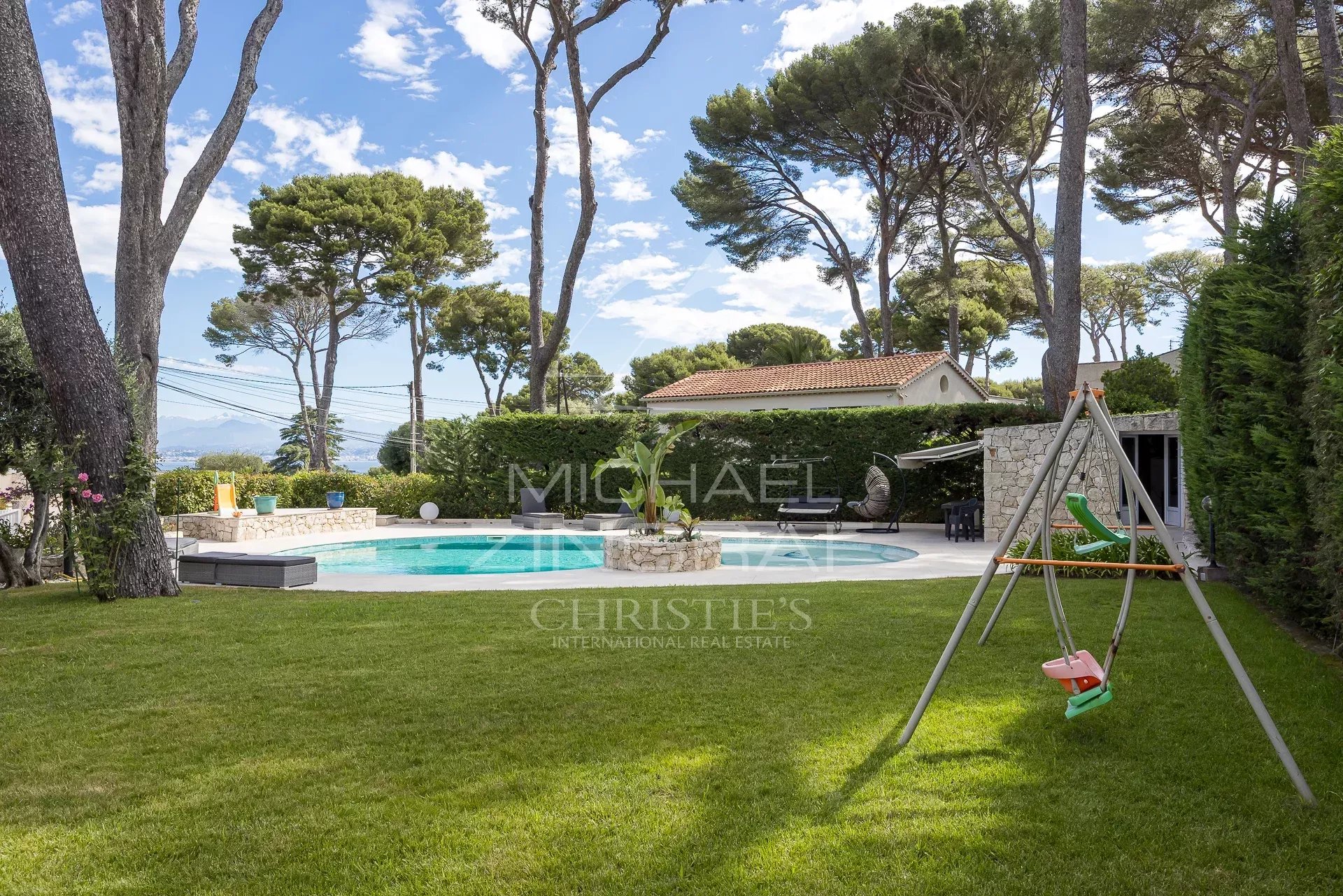 Propriété au Cap d’Antibes Jardin avec piscine et aire de jeux dans une propriété au Cap d'Antibes.