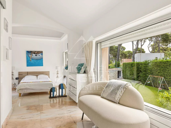 Intérieur d'une villa au Cap d'Antibes avec vue sur le jardin.