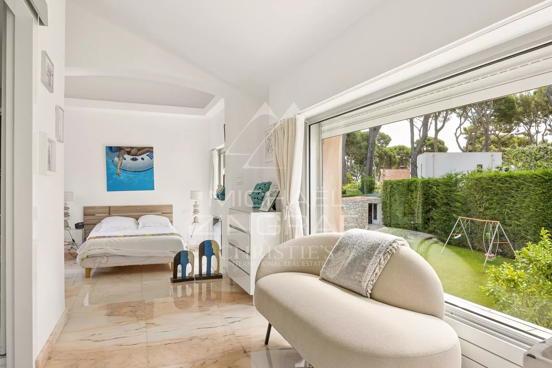 Intérieur de villa au Cap d’Antibes Intérieur d'une villa au Cap d'Antibes avec vue sur le jardin.