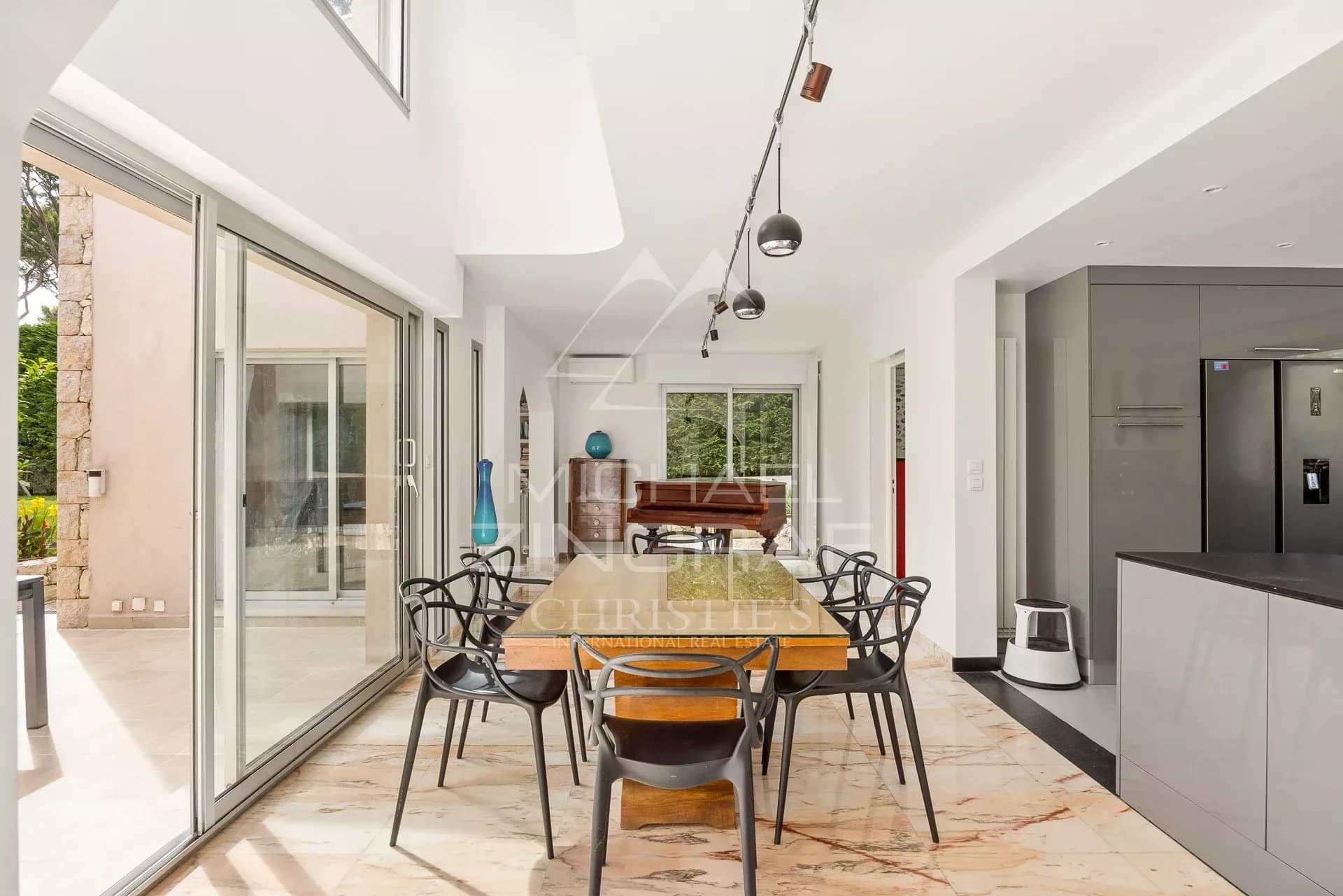 Intérieur d’une villa au Cap d’Antibes Intérieur d'une villa moderne avec salle à manger et cuisine ouverte au Cap d'Antibes.