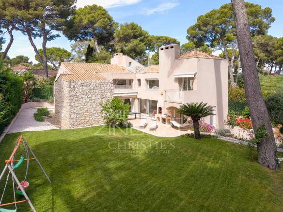 Villa moderne au Cap d'Antibes avec jardin paysager et espace de jeux.