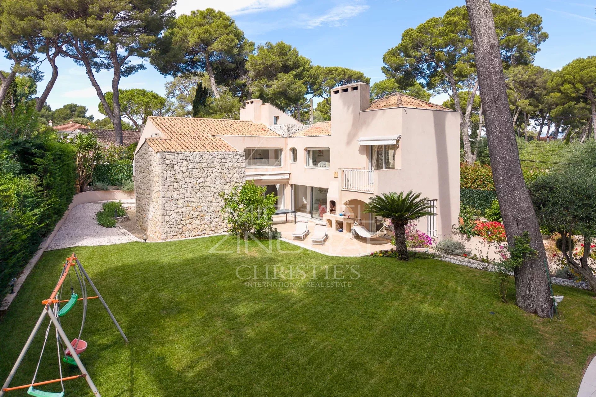 Propriété d’exception au Cap d’Antibes Villa moderne au Cap d'Antibes avec jardin paysager et espace de jeux.