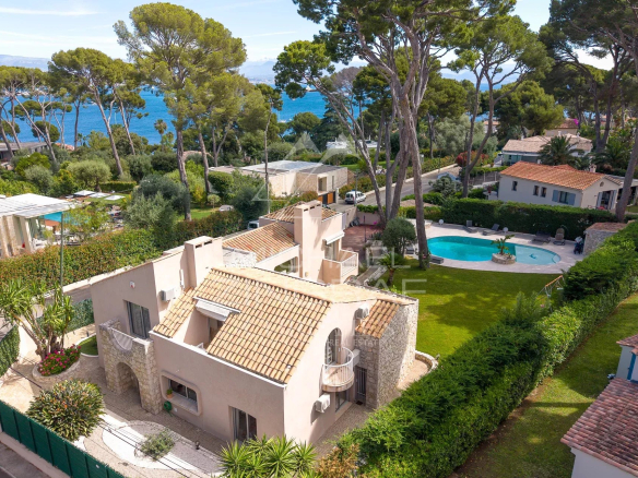 Propriété au Cap d'Antibes avec piscine et jardin paysager, vue sur la mer.