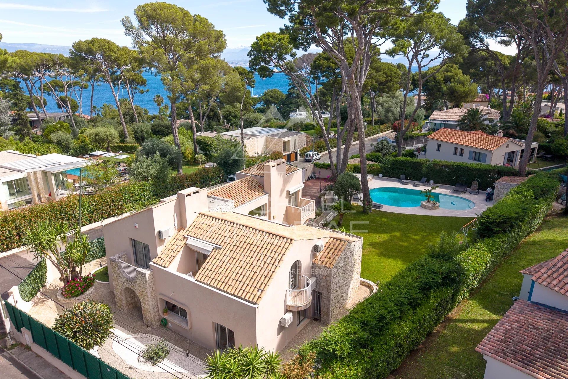 Propriété d’exception au Cap d’Antibes Propriété au Cap d'Antibes avec piscine et jardin paysager, vue sur la mer.