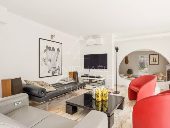 Intérieur d'une villa au Cap d'Antibes avec salon moderne et mobilier contemporain.