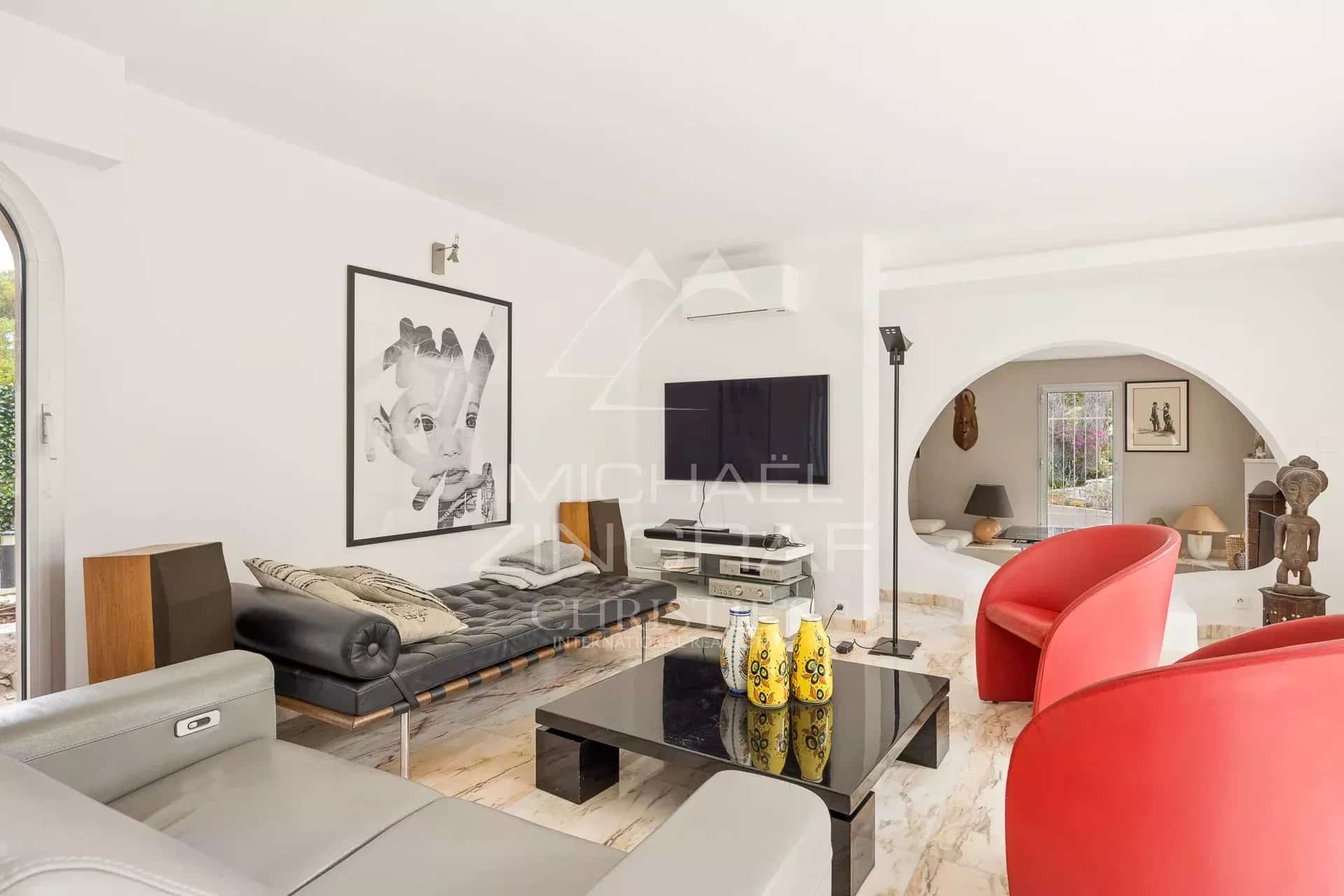 Salon d’une villa au Cap d’Antibes Intérieur d'une villa au Cap d'Antibes avec salon moderne et mobilier contemporain.