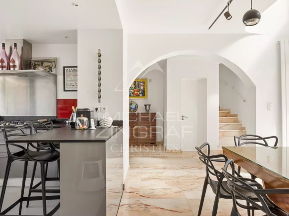 Intérieur d'une villa moderne avec cuisine ouverte et salle à manger, Cap d'Antibes.