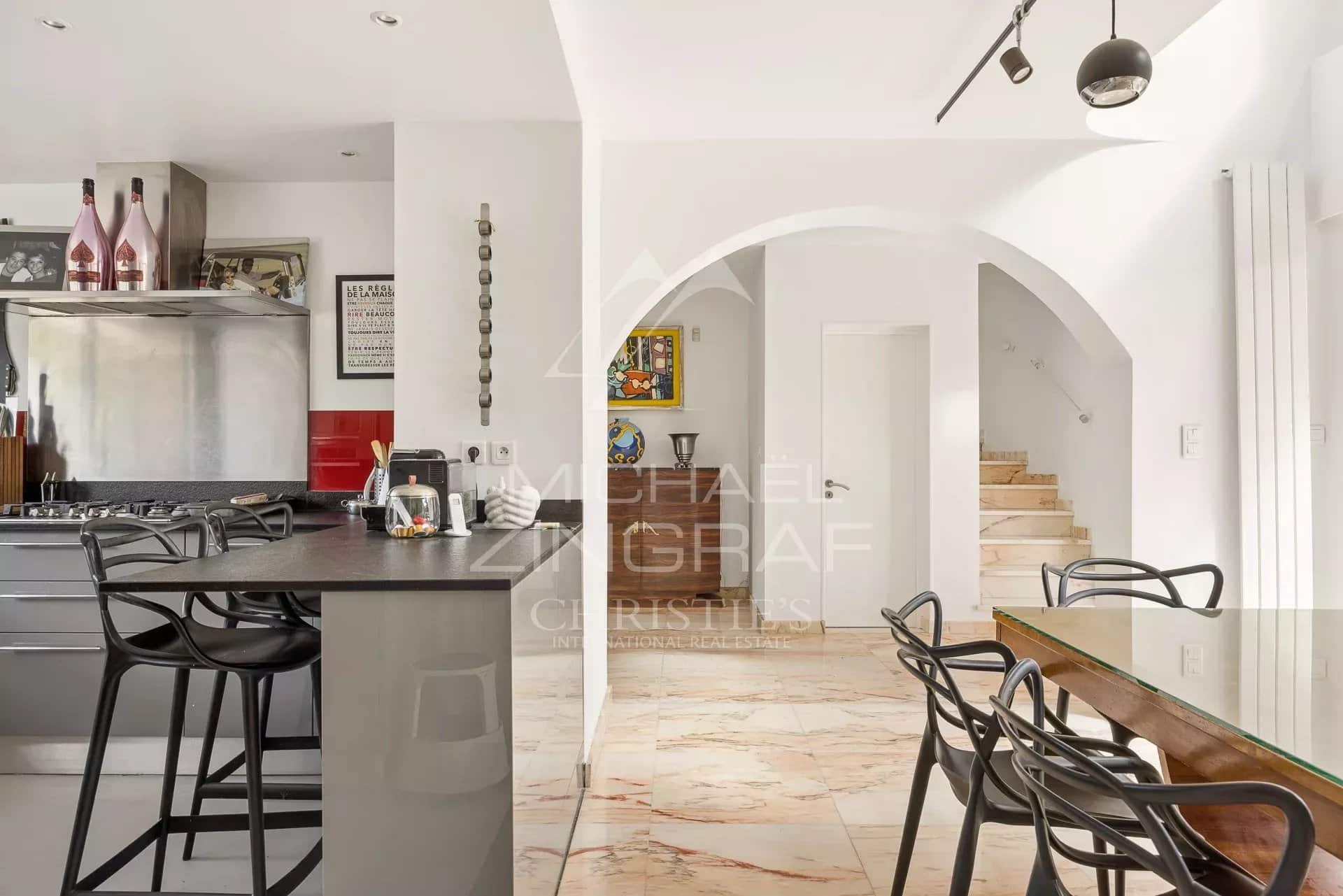 Intérieur d’une villa au Cap d’Antibes Intérieur d'une villa moderne avec cuisine ouverte et salle à manger, Cap d'Antibes.