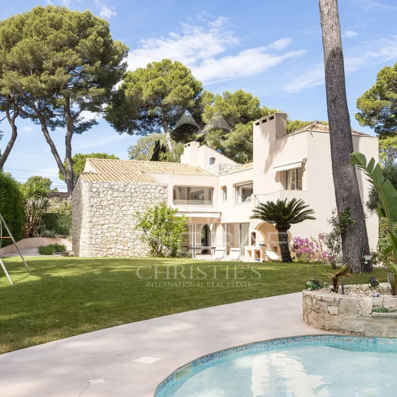 Luxury real estate photo | Charming Properties