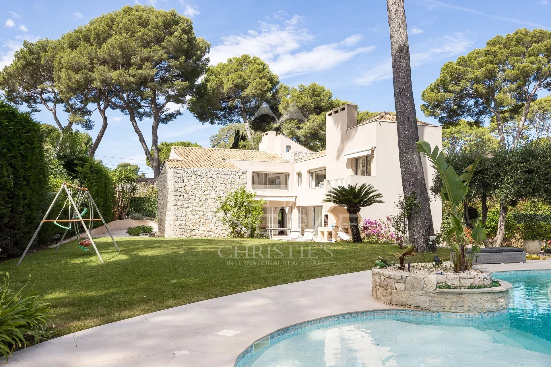 Propriété d’exception au Cap d’Antibes Villa moderne avec piscine et jardin au Cap d'Antibes, entourée de pins.