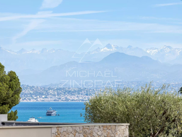 Vue panoramique sur la mer et les montagnes depuis une propriété au Cap d'Antibes.