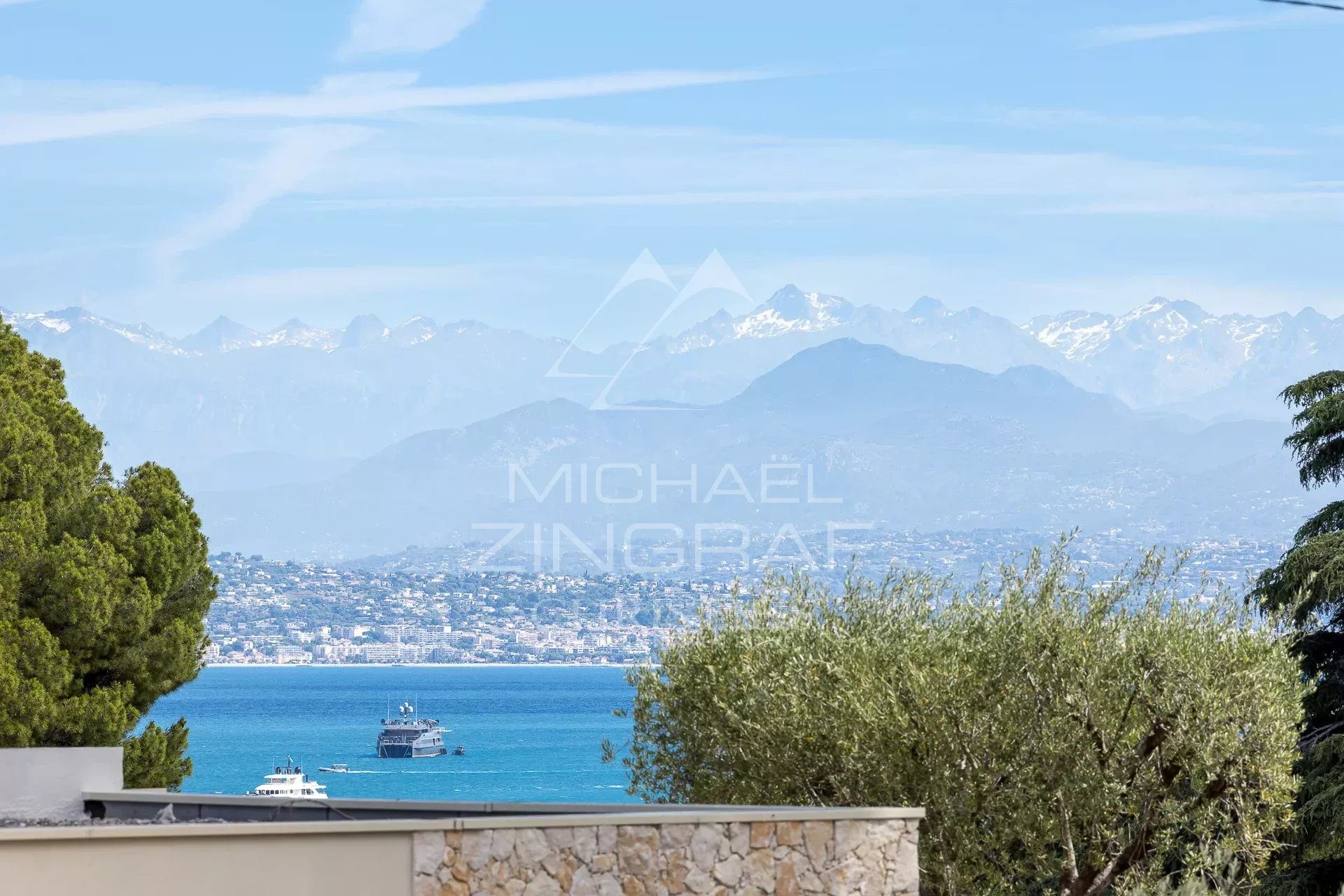 Vue depuis une propriété au Cap d’Antibes Vue panoramique sur la mer et les montagnes depuis une propriété au Cap d'Antibes.