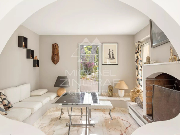 Intérieur d'une villa au Cap d'Antibes avec un espace de réception moderne et lumineux.