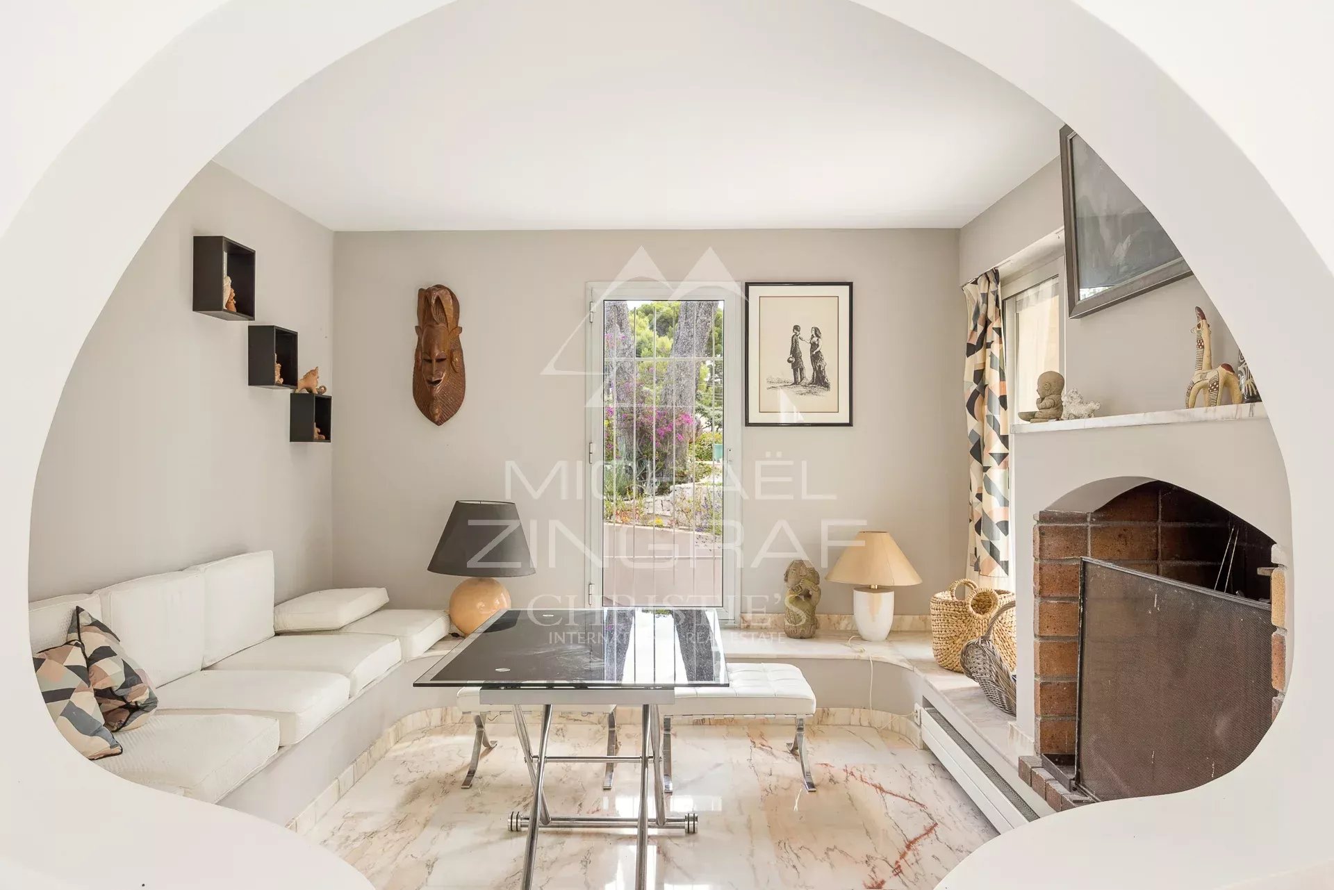 Intérieur d’une villa au Cap d’Antibes Intérieur d'une villa au Cap d'Antibes avec un espace de réception moderne et lumineux.