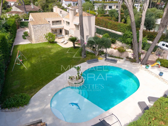 Vue aérienne d'une villa avec piscine et jardin au Cap d'Antibes.