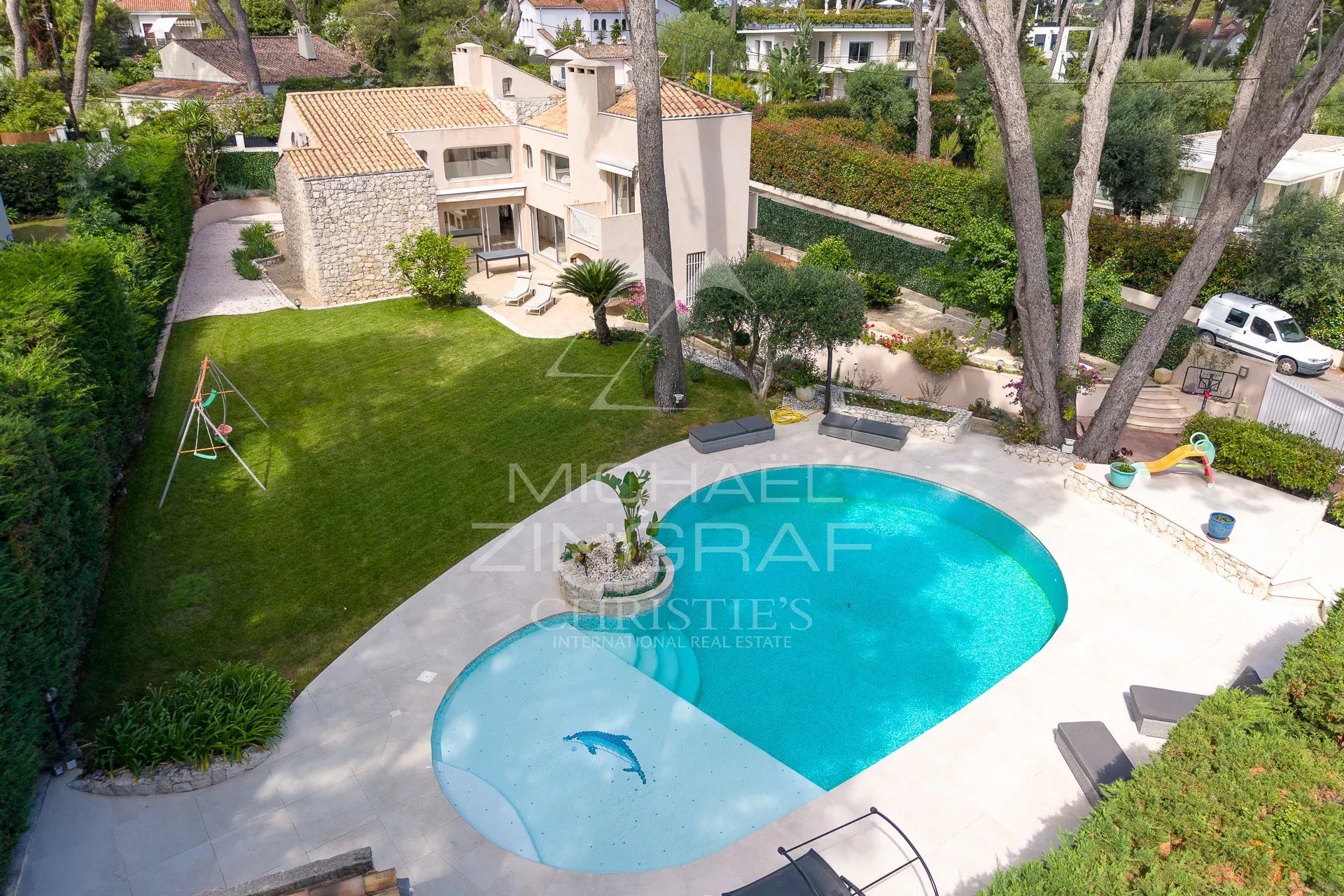 Propriété au Cap d’Antibes Vue aérienne d'une villa avec piscine et jardin au Cap d'Antibes.