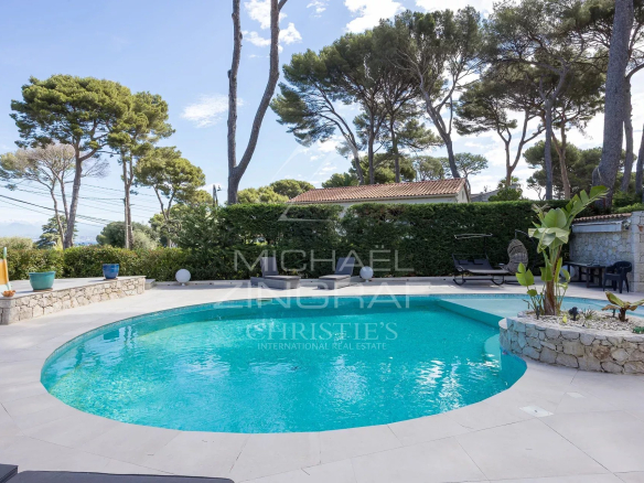 Piscine entourée de verdure dans une propriété au Cap d'Antibes