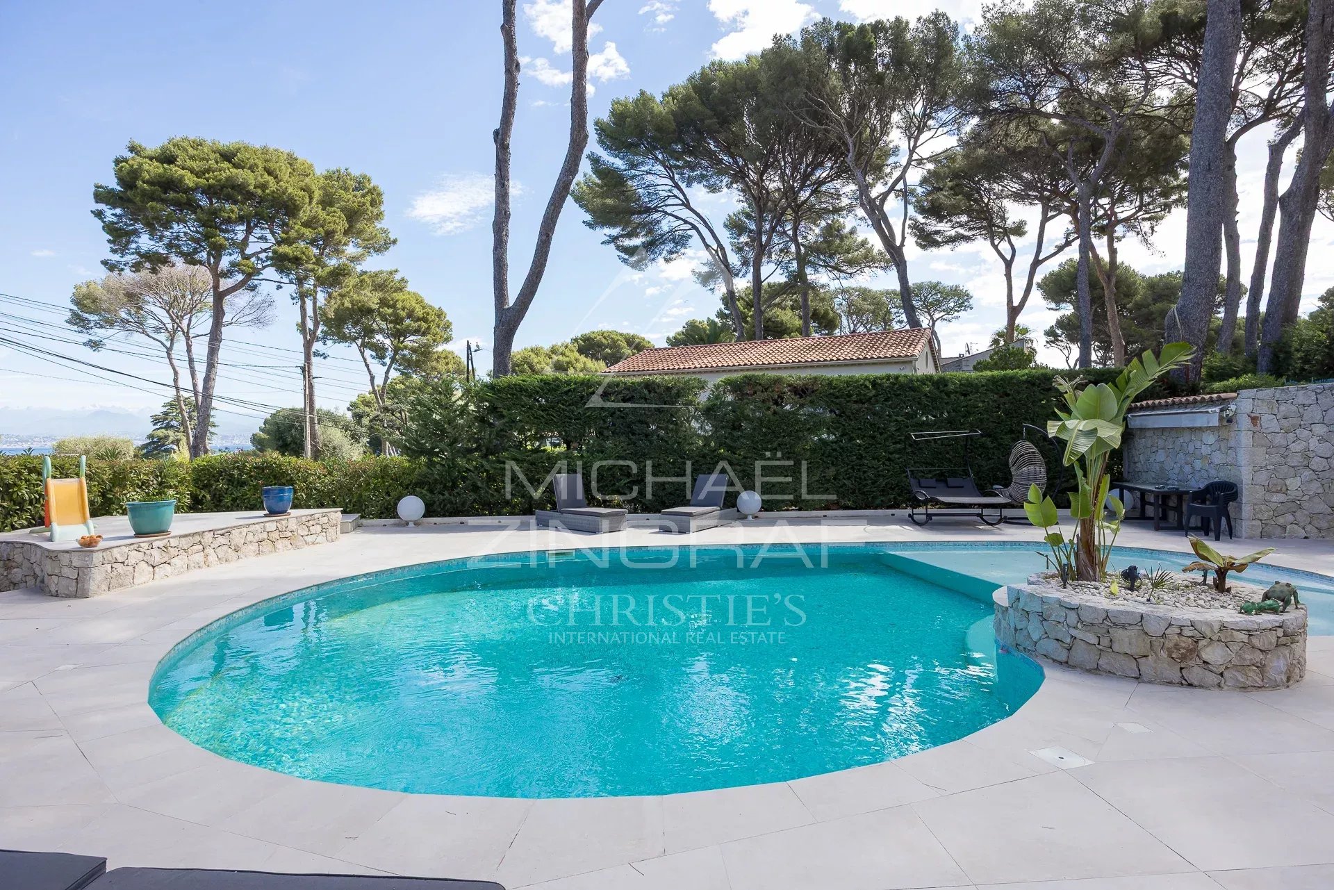 Propriété avec piscine au Cap d’Antibes Piscine entourée de verdure dans une propriété au Cap d'Antibes