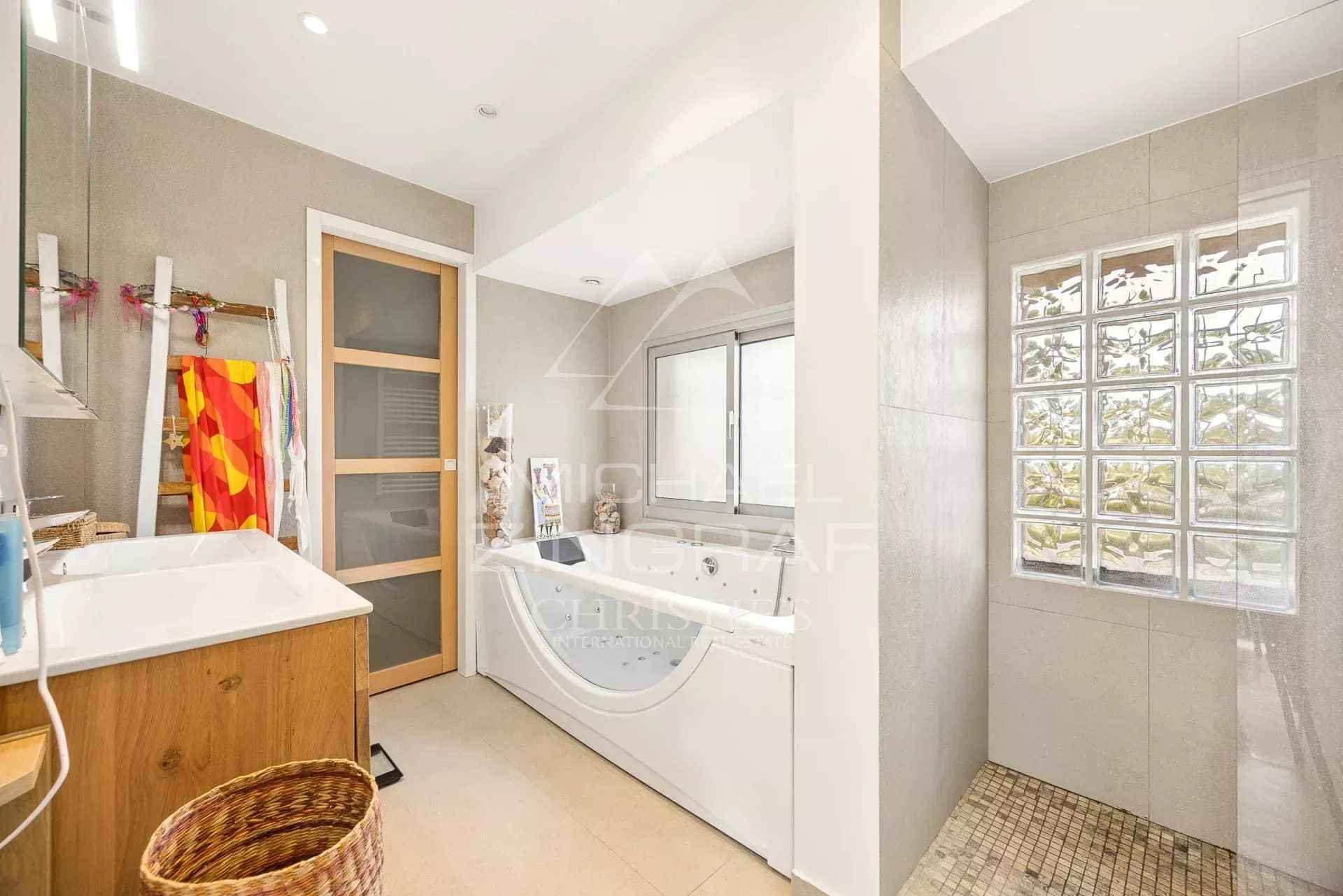 Salle de bain contemporaine Salle de bain moderne avec baignoire et douche, décorée de manière élégante.