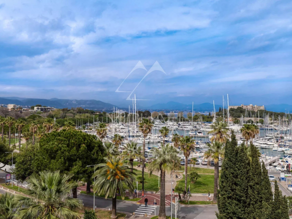 Superb renovated apartment – ​​Antibes city center, Vauban area – Unobstructed view of the port