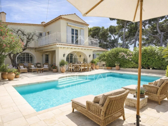 Cap d'Antibes – Elegant villa in absolute tranquility, a few steps from the beaches of La Garoupe