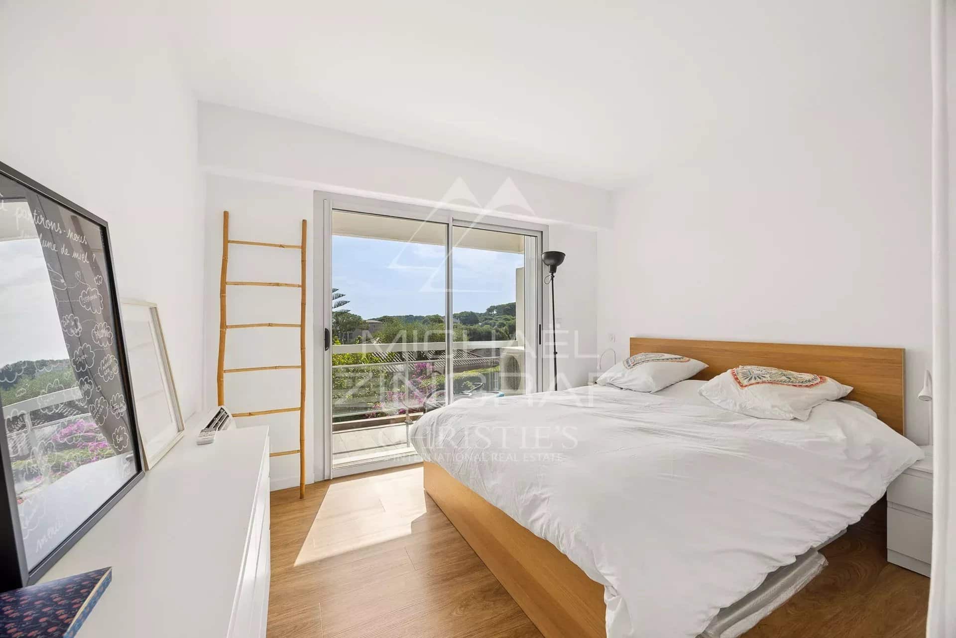 Apartment room in Cap d'Antibes Room in a bright apartment with a double bed and a view of nature.