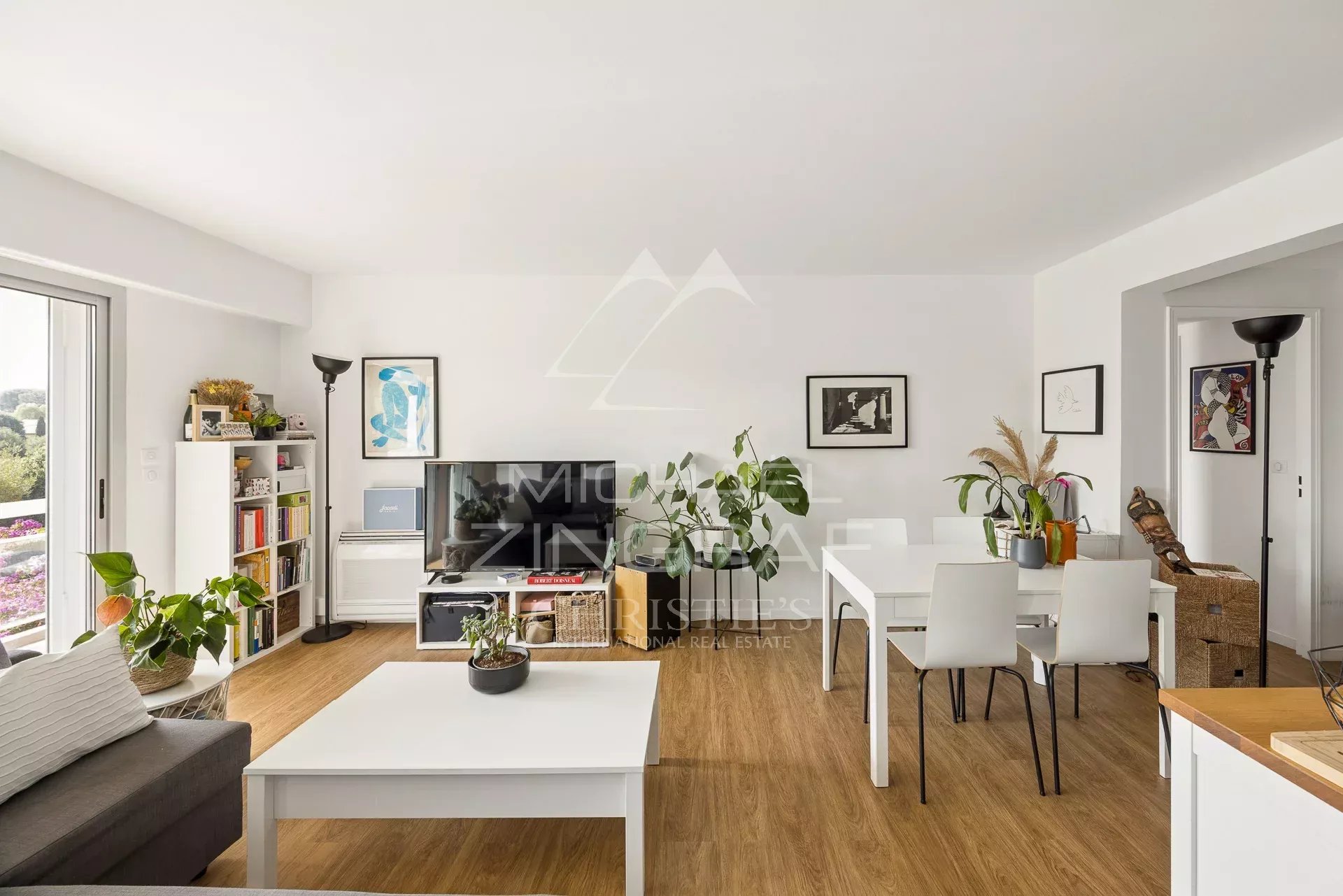 Elegant apartment in Cap d'Antibes Interior of a modern apartment with living room, dining table and contemporary decor.