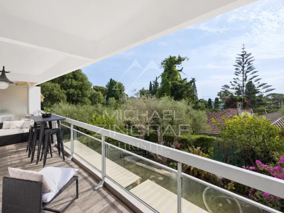 Elegant 3-room apartment on an upper floor in the heart of Cap d'Antibes