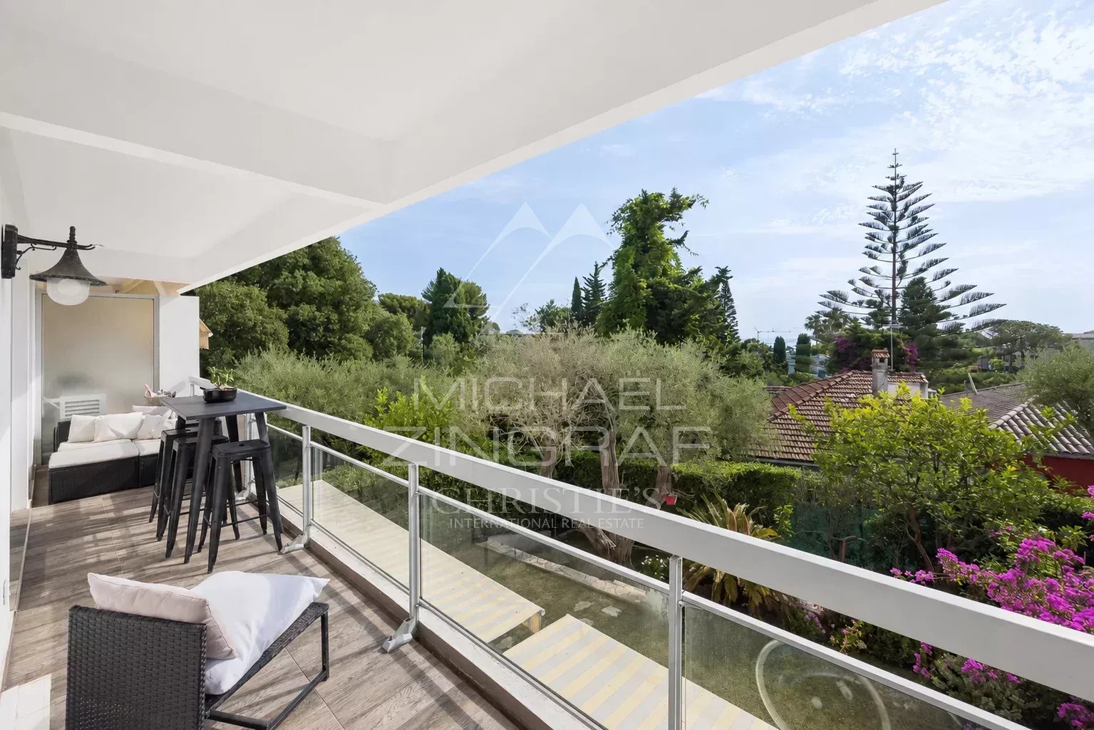 Elegant balcony in Cap d'Antibes Balcony of an apartment in Cap d'Antibes overlooking a wooded park.