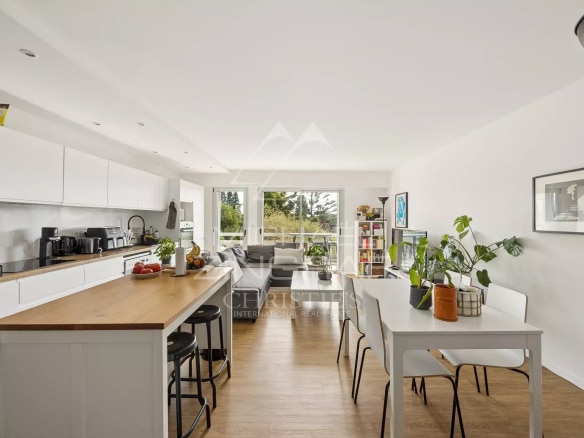 Interior of a modern apartment with open kitchen and dining room, bright and spacious.