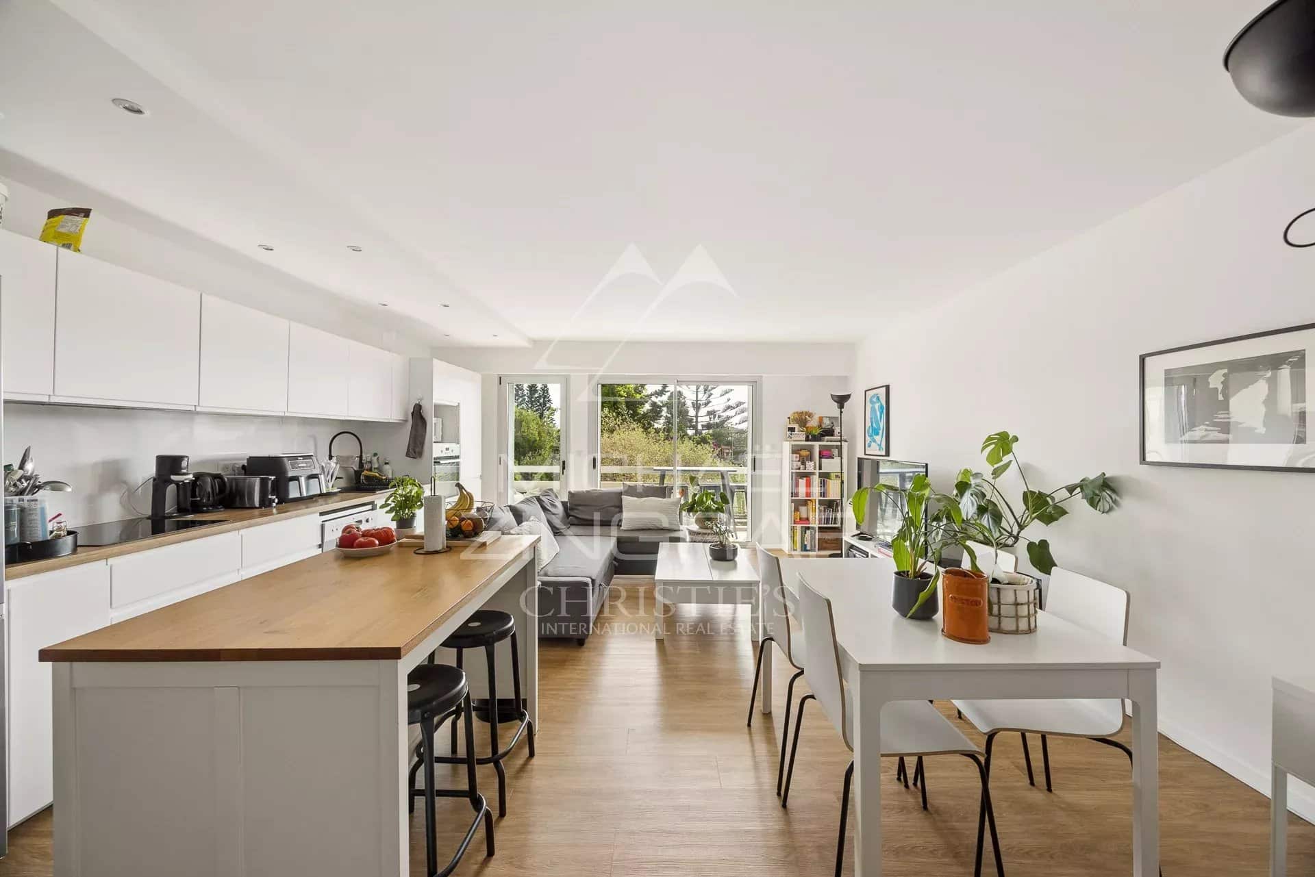 Modern apartment in Cap d'Antibes Interior of a modern apartment with open kitchen and dining room, bright and spacious.