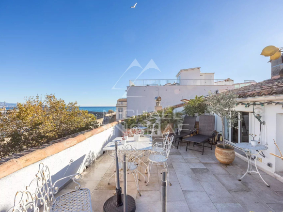 Terrasse d'un appartement avec vue sur la mer à Antibes, ensoleillée et aménagée.