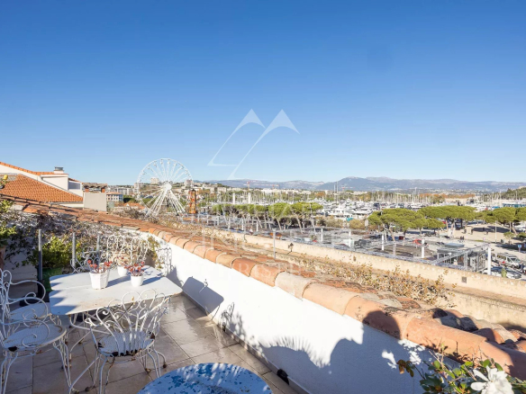 Terrasse d'un appartement avec vue panoramique sur le port d'Antibes et la ville.