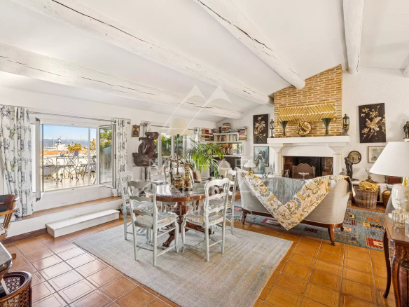 Intérieur d'un appartement spacieux avec salon, salle à manger et cheminée, décoré avec goût.