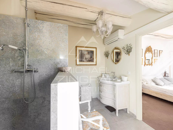 Salle de bain moderne avec douche et lavabo dans un appartement d'exception à Antibes.