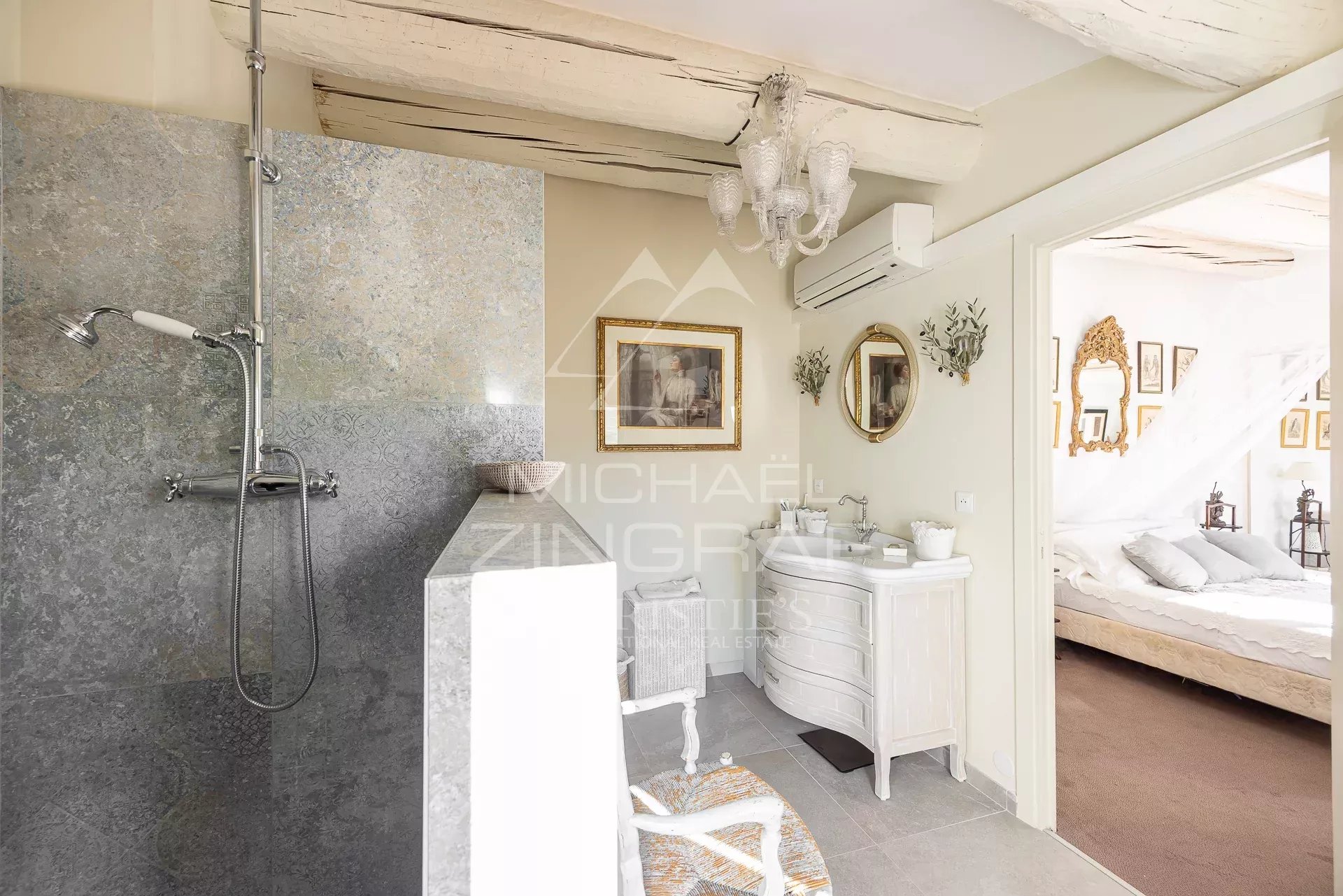 Salle de bain moderne avec douche et lavabo dans un appartement d'exception à Antibes.