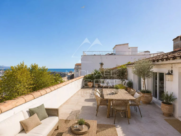 Terrasse d'un appartement avec vue panoramique sur la mer à Antibes.