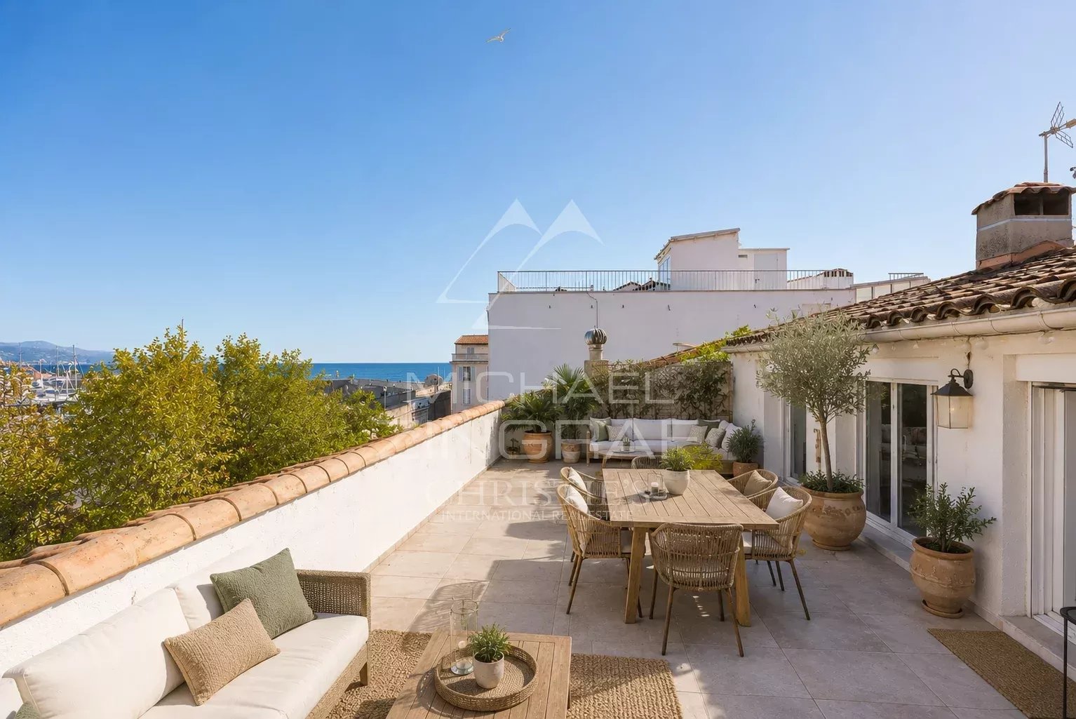 Terrasse d'un appartement avec vue panoramique sur la mer à Antibes.