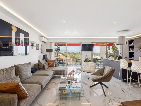Appartement rénové avec salon moderne et vue sur le port d'Antibes.