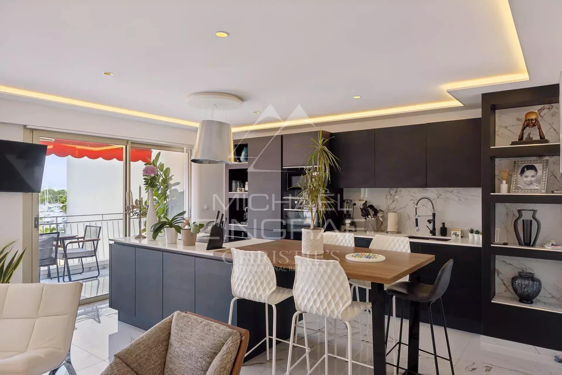 Cuisine moderne ouverte sur un séjour lumineux dans un appartement rénové à Antibes.
