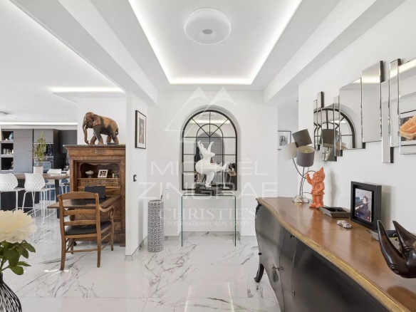 Intérieur d'un appartement rénové avec un mobilier moderne et des finitions haut de gamme.