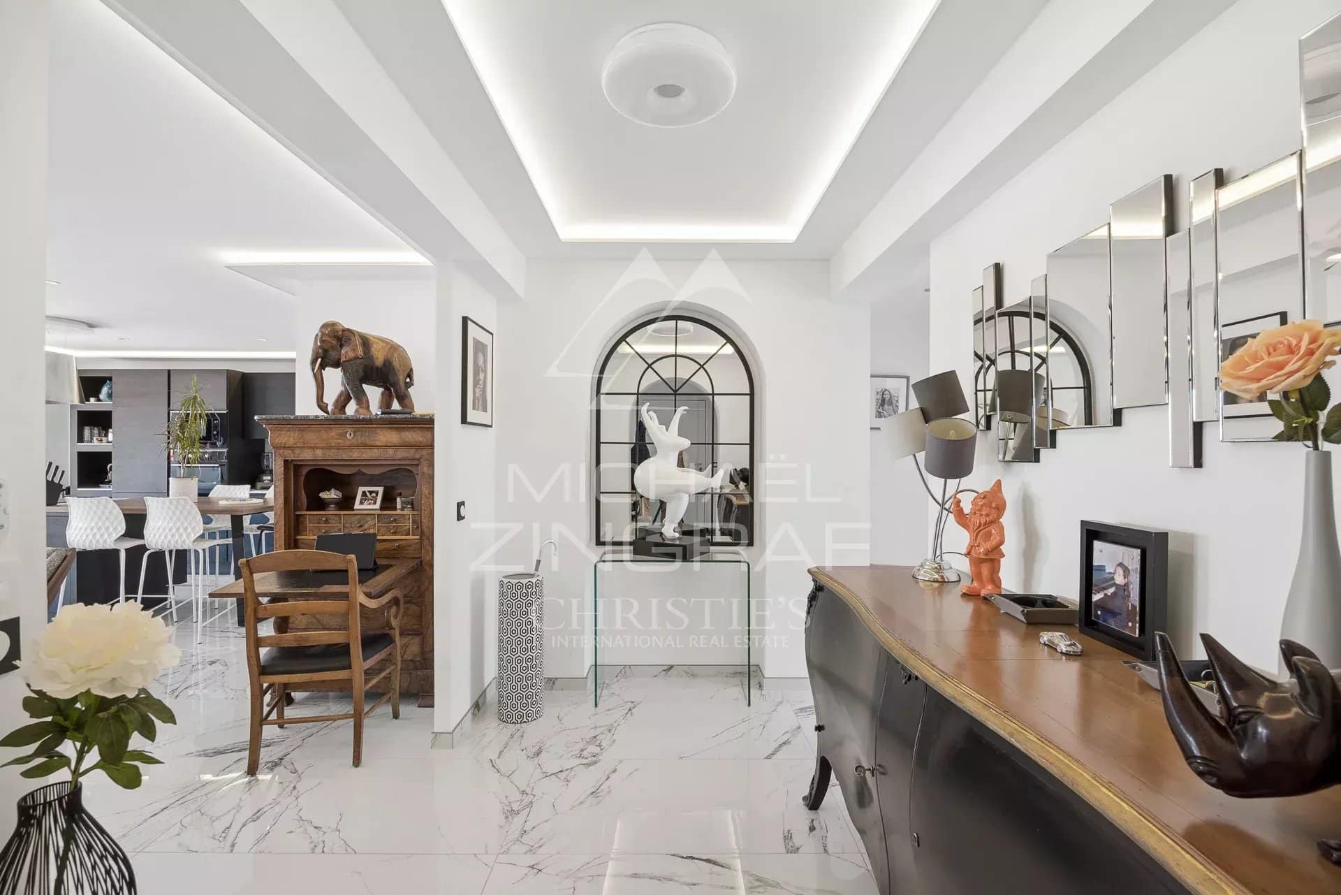 Intérieur d'un appartement rénové avec un mobilier moderne et des finitions haut de gamme.