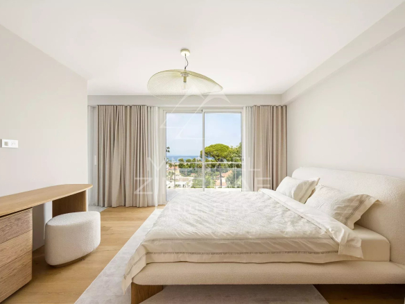 Room in a renovated contemporary villa with sea views in Antibes.