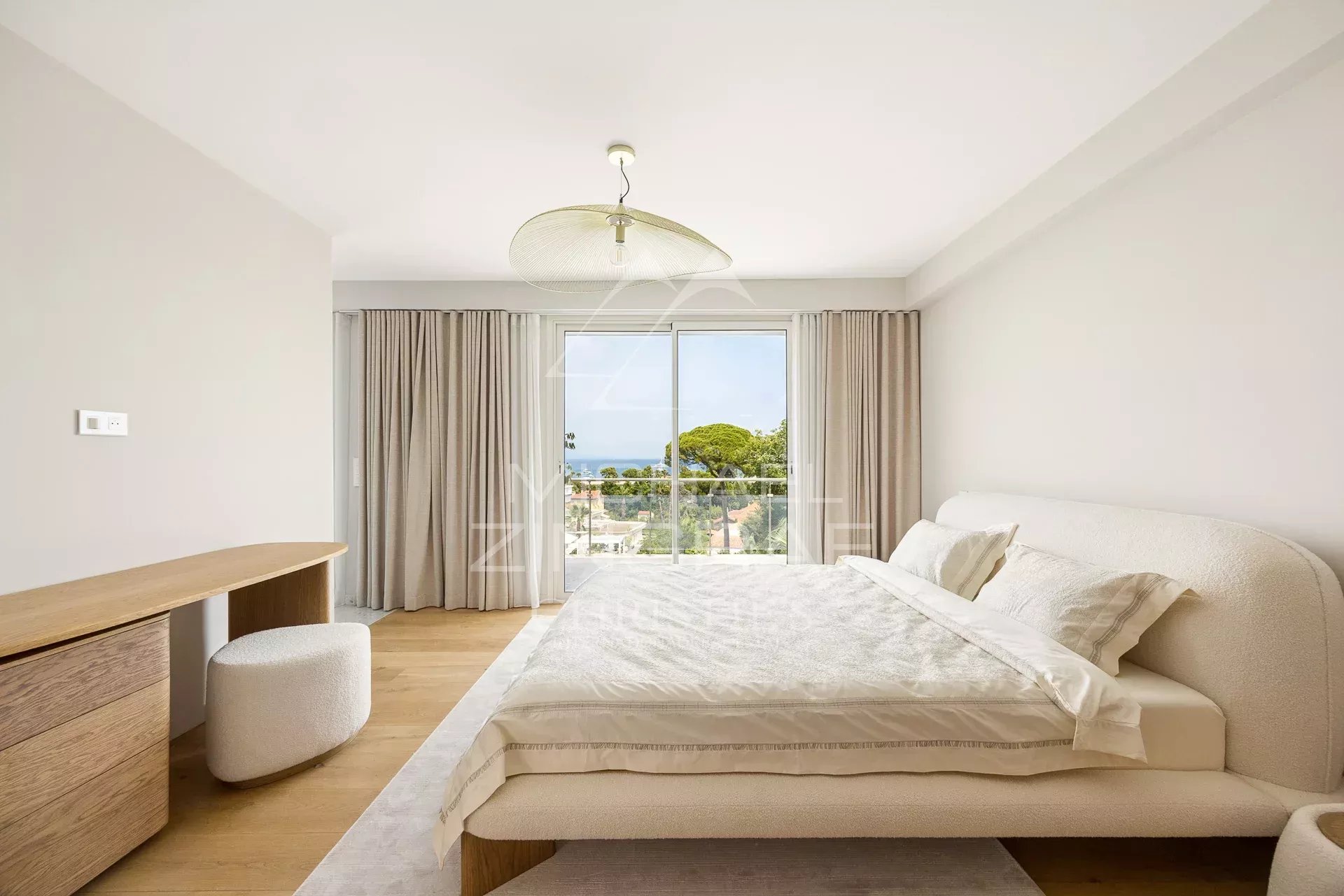 Room in a renovated contemporary villa with sea views in Antibes.