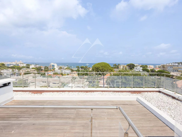 Panoramic view from the terrace of a contemporary villa in Antibes, with the sea in the background.