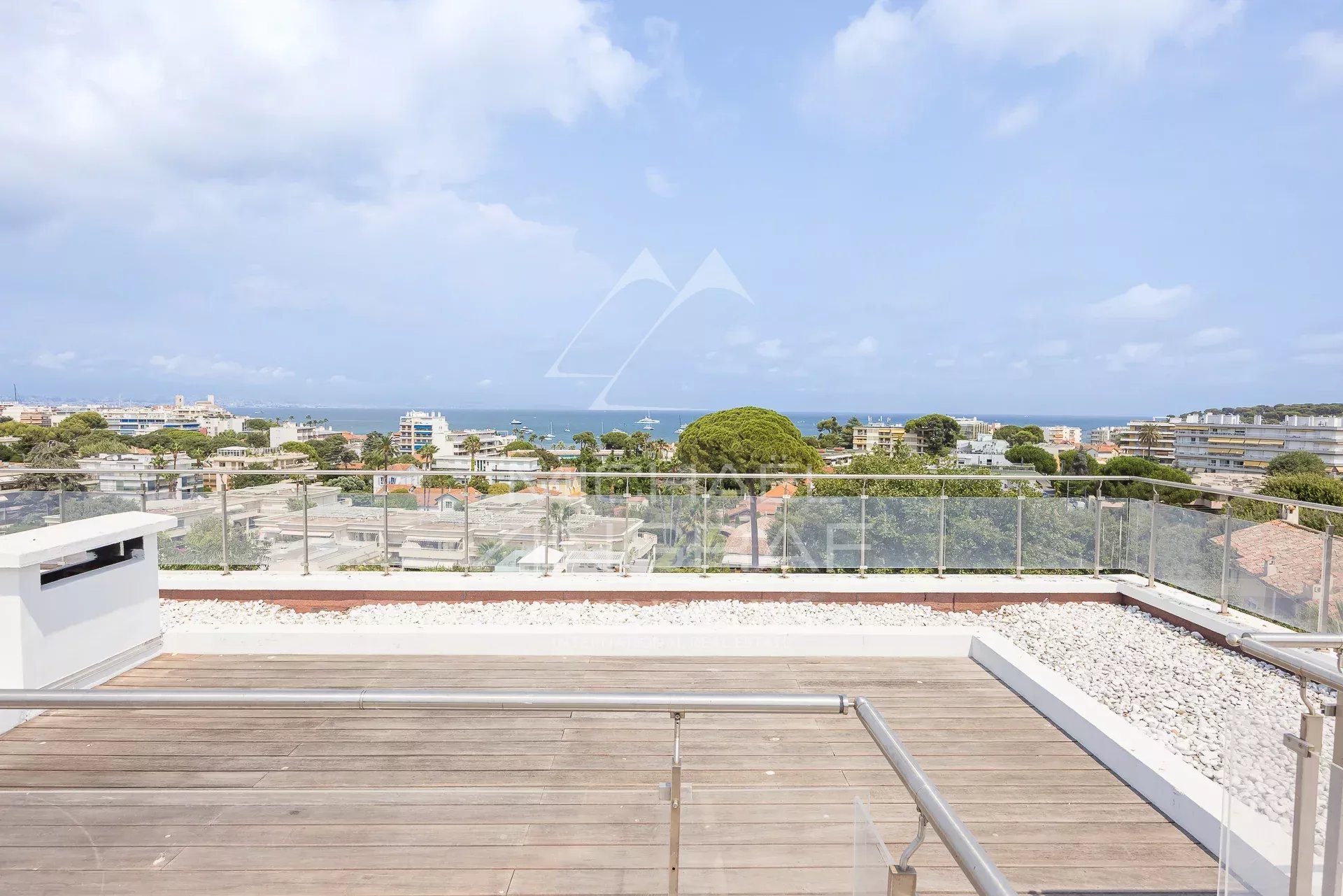 Panoramic view from the terrace of a contemporary villa in Antibes, with the sea in the background.