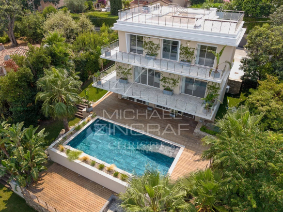 SPLENDID RENOVATED CONTEMPORARY VILLA OF 320 M² LOCATED IN A PRIVATE ESTATE