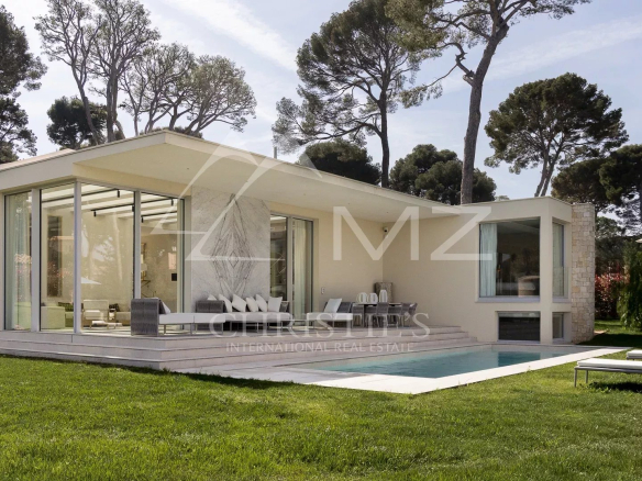 Modern villa with swimming pool and garden in Antibes, with sea views.