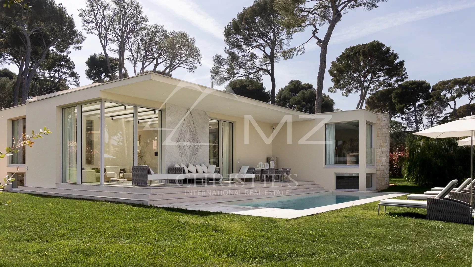 Villa moderne avec piscine et jardin à Antibes, vue sur la mer.