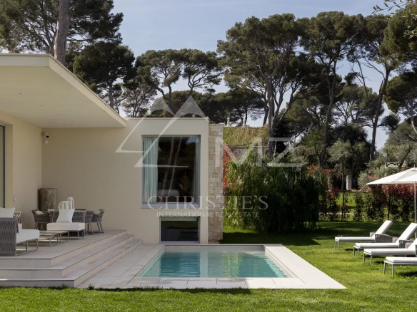 Modern villa with swimming pool and garden, sea view, located in Antibes.